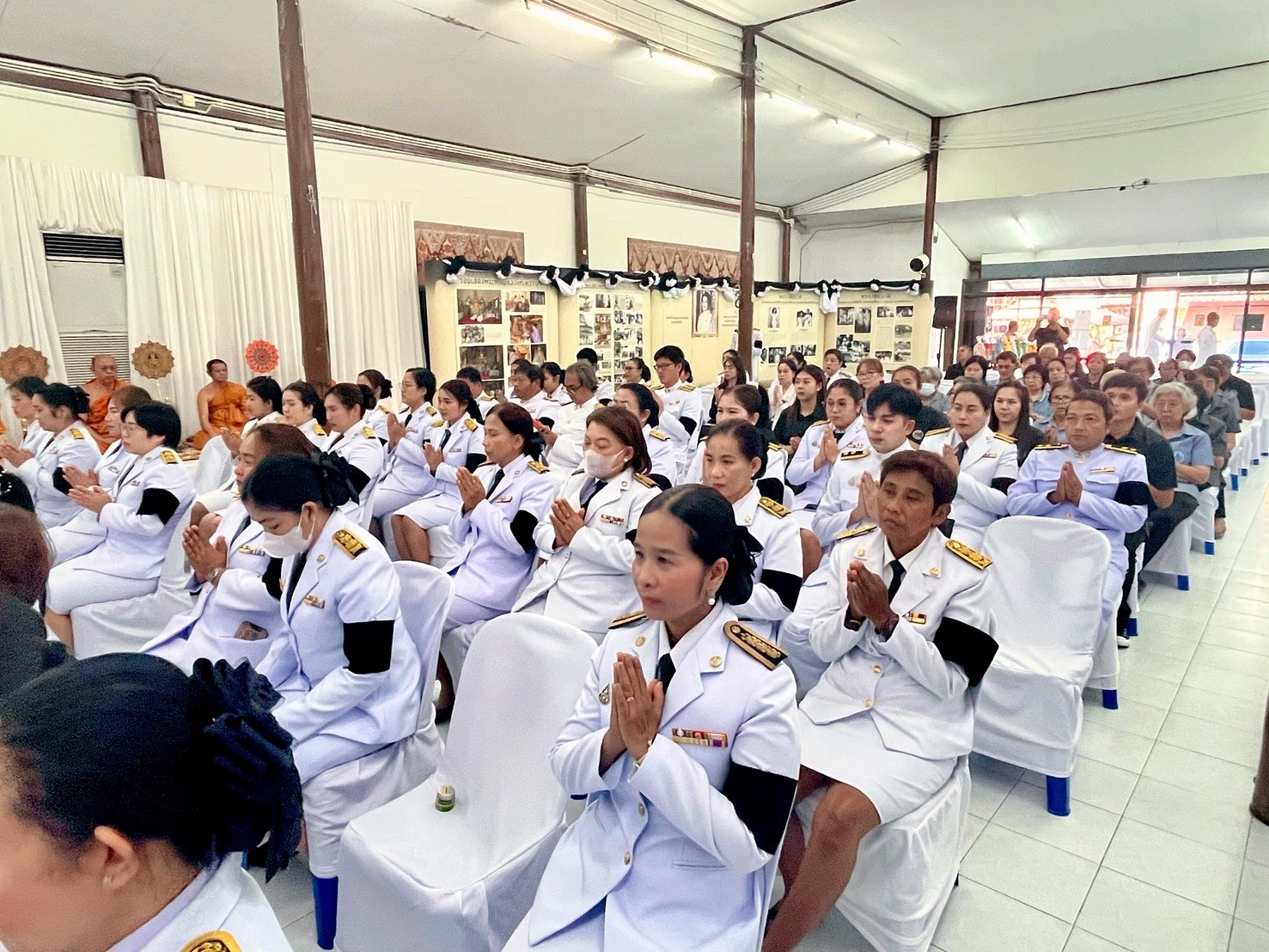 title - ส.ป.ก.เพชรบุรี ร่วมพิธีบําเพ็ญกุศลสตมวาร (๑๐๐ วัน) เพื่อถวายพระราชกุศลแด่ สมเด็จพระนางเจ้าสิริกิติ์ พระบรมราชินีนาถ พระบรมราชชนนีพันปีหลวง ณ วัดใหญ่สุวรรณาราม วรวิหาร ต.ท่าราบ อ.เมือง จ.เพชรบุรี